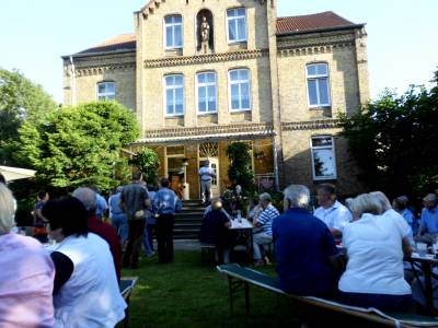 Herr Br�ggemann begr��t die Mitglieder, Freunde und G�ste.