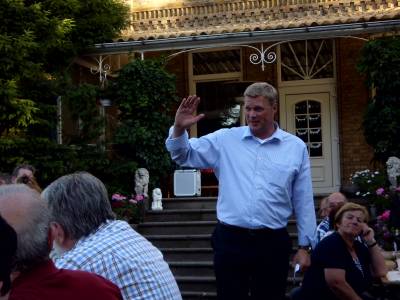 Ulf Thiele spricht aus der Mitte der Veranstaltung.