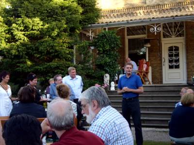 Uwe Sch�nemann erkl�rt seine Vorstellungen f�r den Landkreis Hameln-Pyrmont.