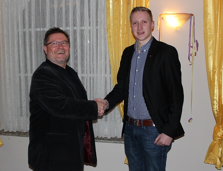 Der Fraktionsvorsitzende Karlheinz Gottschalk gratuliert dem neuen Fraktionsgeschäftsführer Michael Kipp